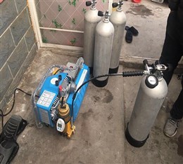 潜水客户在充气